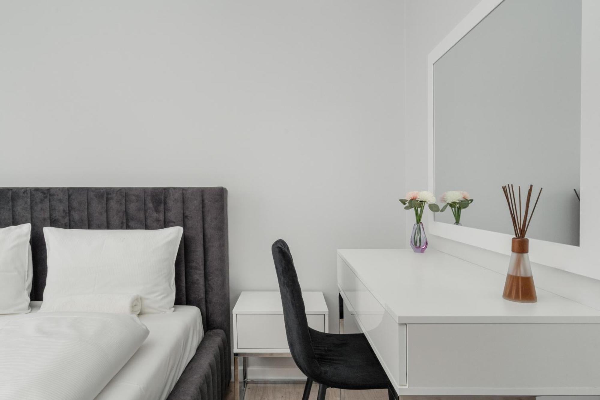 Luksusowy Apartament Z 3 Sypialniami, Klimatyzacja, Parkingiem I Biurkiem We Wroclawiu By Renters Prestige ภายนอก รูปภาพ